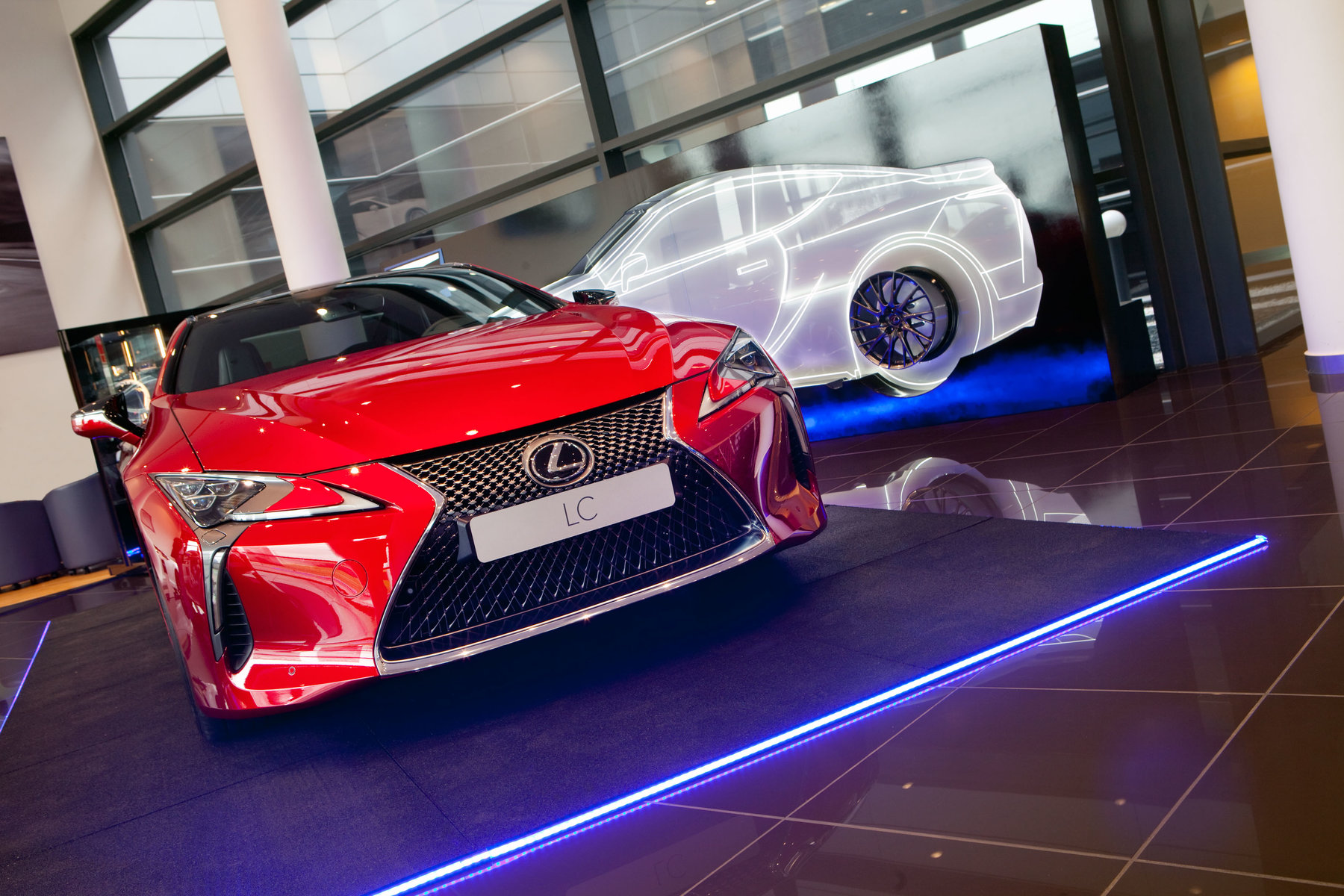 Galería Lexus estrena en Madrid y por primera vez en Europa, un espacio exclusivo para vehículos Lexus de altas prestaciones