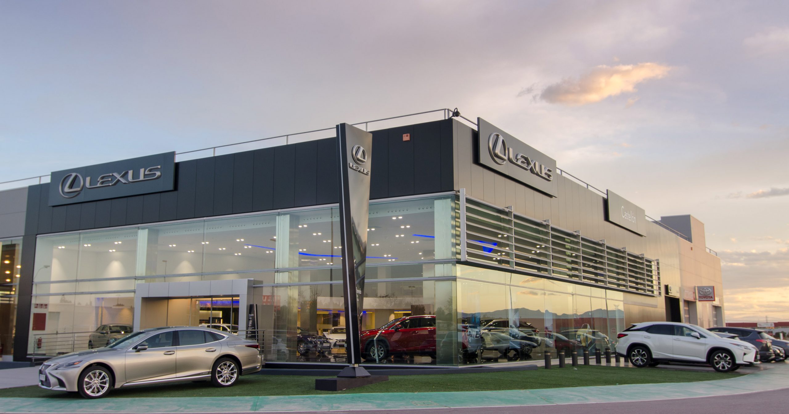 Galería: Lexus Castellón inaugura sus nuevas instalaciones concebidas pensando en el cliente
