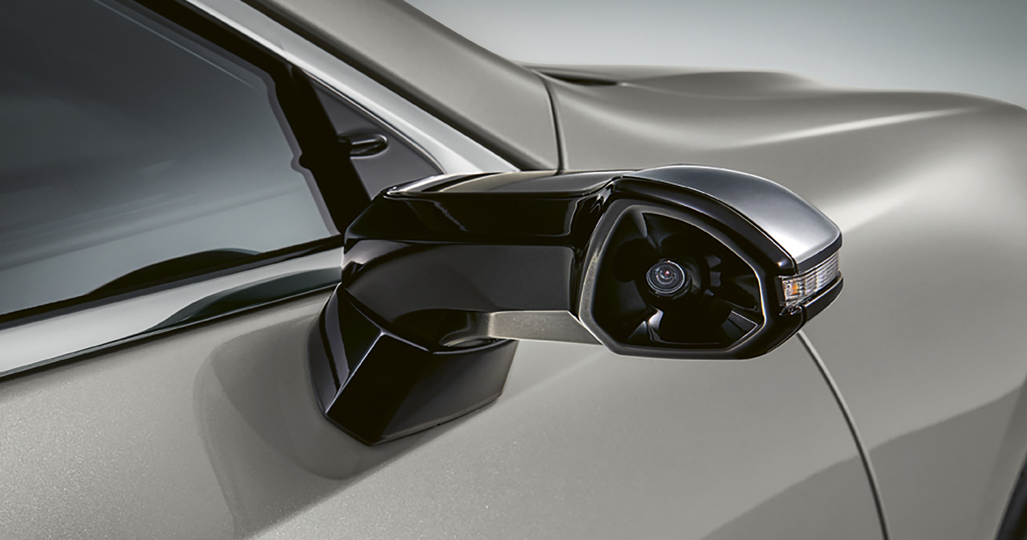 El nuevo Lexus ES 300h incorpora en primicia retrovisores digitales de visión lateral