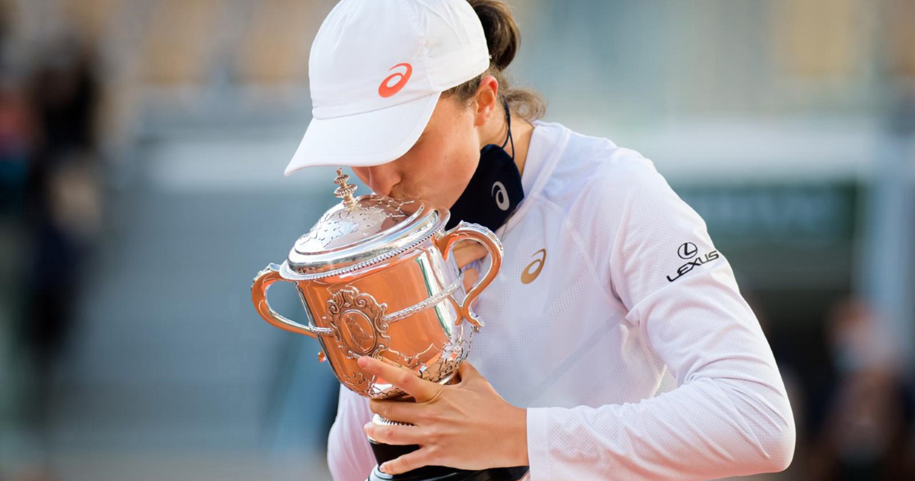 Iga Swiatek, tenista patrocinada por Lexus, se proclama vencedora del torneo del Grand Slam de Roland Garros