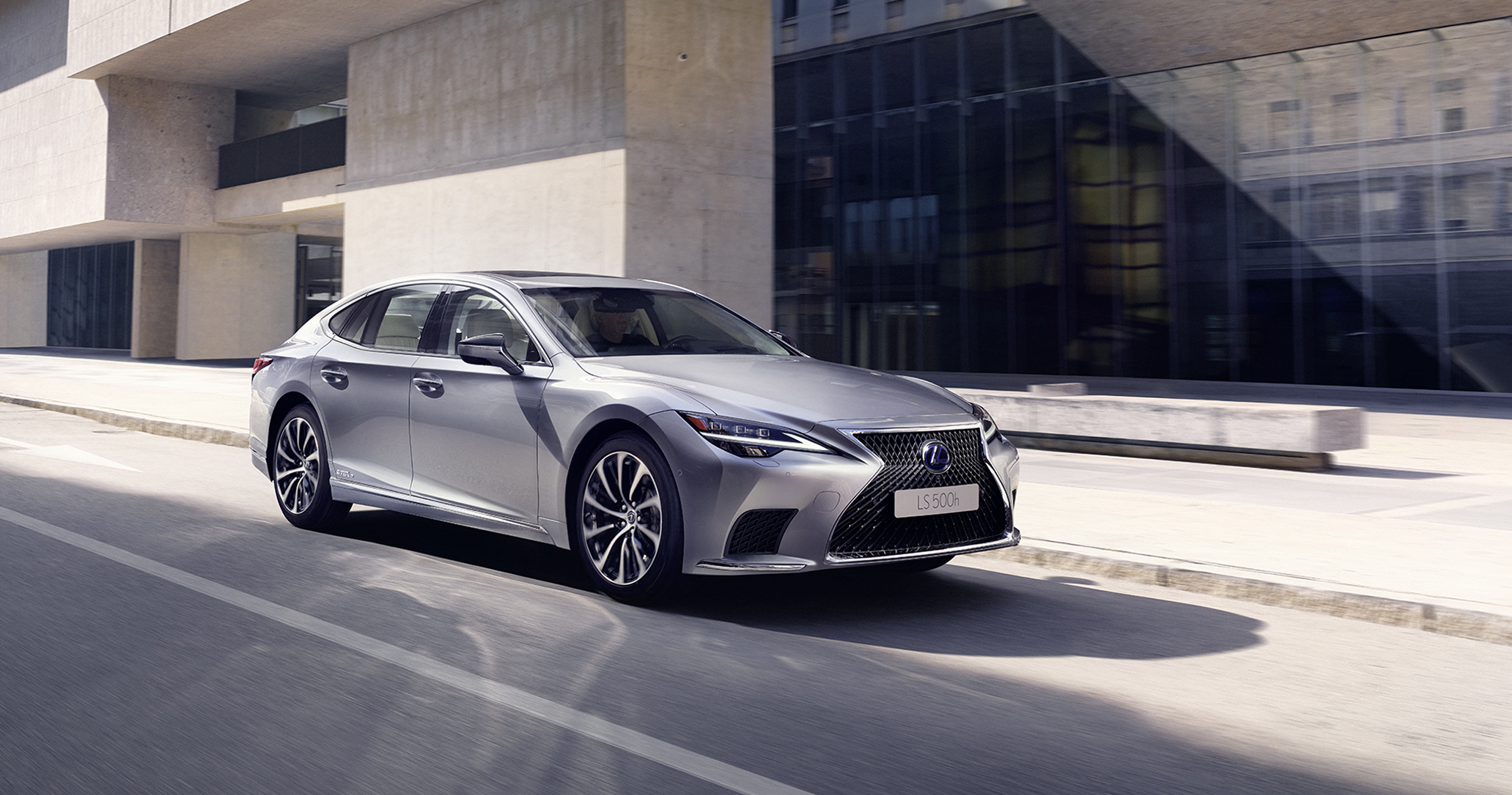 Galería: El nuevo Lexus LS 500h mejora el rendimiento eléctrico de su motor en un 30%